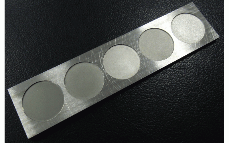 鏡面火花機(jī)的樣板， 左側(cè)的鏡面， 右側(cè)的粗紋