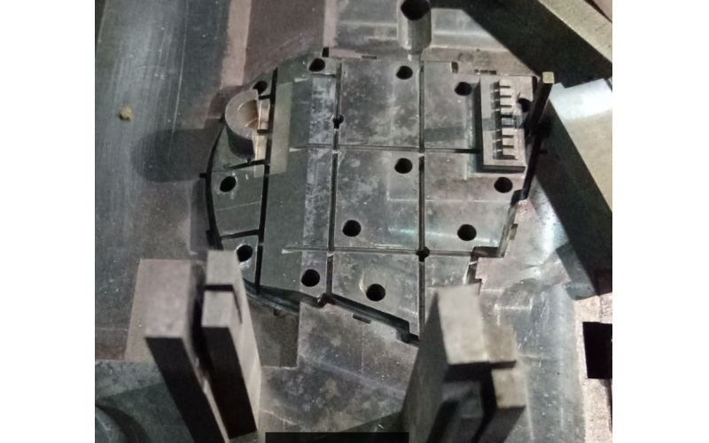 骨位多的模具， 務(wù)必要多下扁頂， 才能頂出平衡，深圳市模具廠經(jīng)驗(yàn)記錄