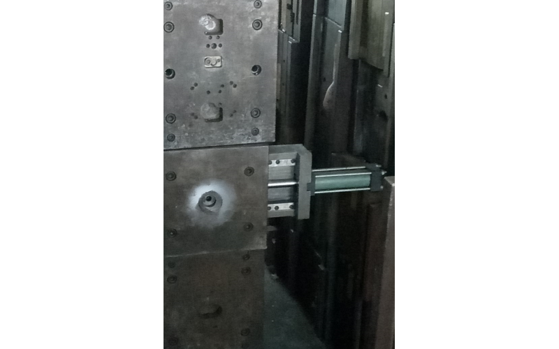 模具廠手上的油缸，原理簡單，使用方便，便于使用！